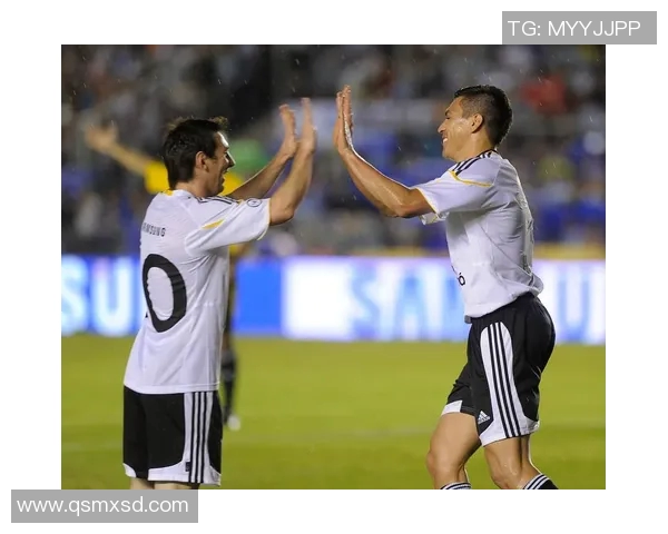 足球明星与娱乐圈明星亲密互动共聚一堂引发粉丝热议与期待 足球明星与娱乐圈明星亲密互动共聚一堂引发粉丝热议与期待